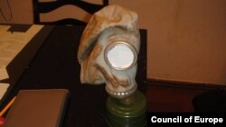 Газ битлеге кидереп сулышны каплау Русия полициясендә еш кулланылган газаплау ысулларының берсе. Мондый газаплау ысулы үлемгә китерә ала.