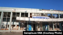 Пошкоджений автовокзал міста Запоріжжя після удару армії РФ керованими авіабомбами по місту, 10 серпня 2025 року 