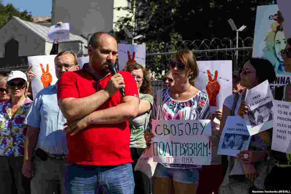 У Києві біля посольства Російської Федерації 25 серпня розпочався пікет на підтримку кримських політв&#39;язнів, яким у військовому суді Ростова-на-Дону в цей час оголошували вирок.