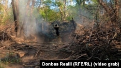 Українські військові ведуть вогонь із американської САУ M 109А6 «Паладин» по піхоті армії РФ під Торецьком