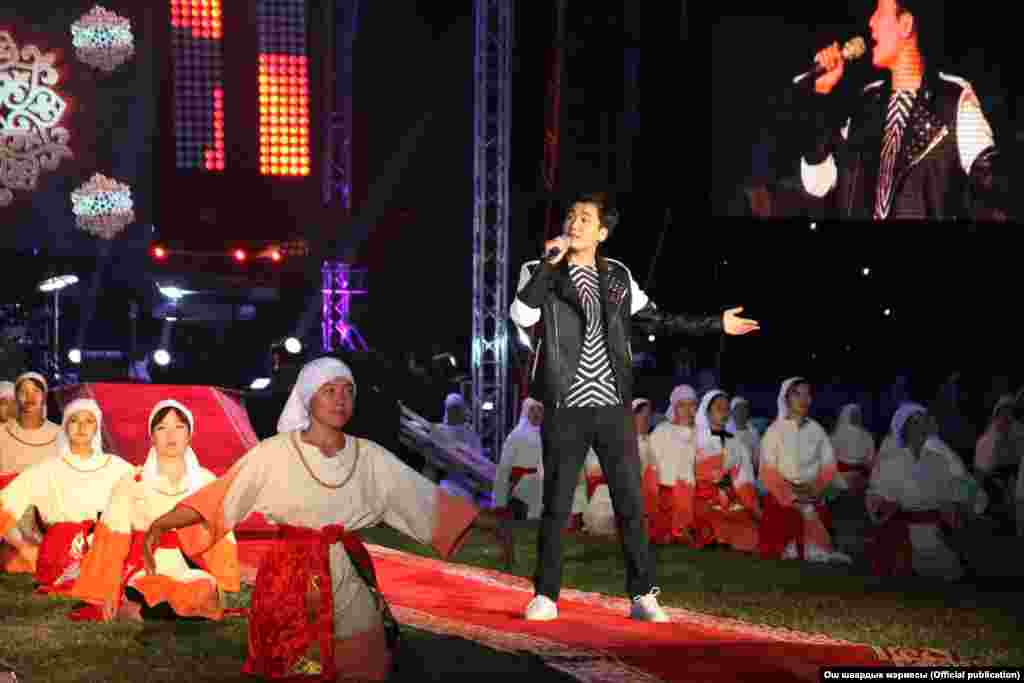 Ырчы Мирбек Атабеков кечки концерт учурунда.&nbsp;