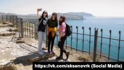 Селфи на фоне крымского пейзажа, апрель 2025 года