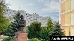 Мәскәүдә татар мәктәбе ишегалдында Муса Җәлил бюсты