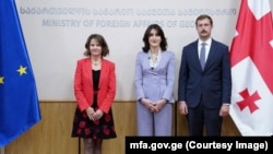 Встреча в МИДе: посол США в Грузии Робин Данниган (слева), министр иностранных дел Мака Бочоришвили (в центре), старший советник Госдепа США Уайатт Толки. Тбилиси, 16 июня, 2025 г.