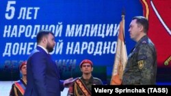 Ватажок угруповання «ДНР» Денис Пушилін (ліворуч) вручає «нагороди» бойовикам на 5-річчі заснування «народної міліції». 12 листопада 2019 року