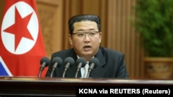 Ким Чен Ын Түндүк Кореянын парламентинин жыйынында, 30-сентябрь 2021-жыл. 