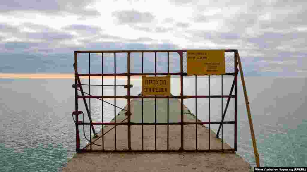 А ось прохід на причал, а також купання, пірнання і вилов риби заборонені, про що йдеться на табличці