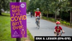 COVID-19 касаллигидан сақланиш бўйича кўчага осилган эслатма, 1 июль, 2020, Атланта, АҚШ