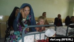 برخی از زنان و کودکان بیمار در یکی از شفاخانه های ولایت جوزجان 