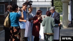 Кыргызские правозащитники пикетируют посольство Казахстана в защиту казахского правозащитника Евгения Жовтиса, Бишкек, 16 сентября 2009 года.
