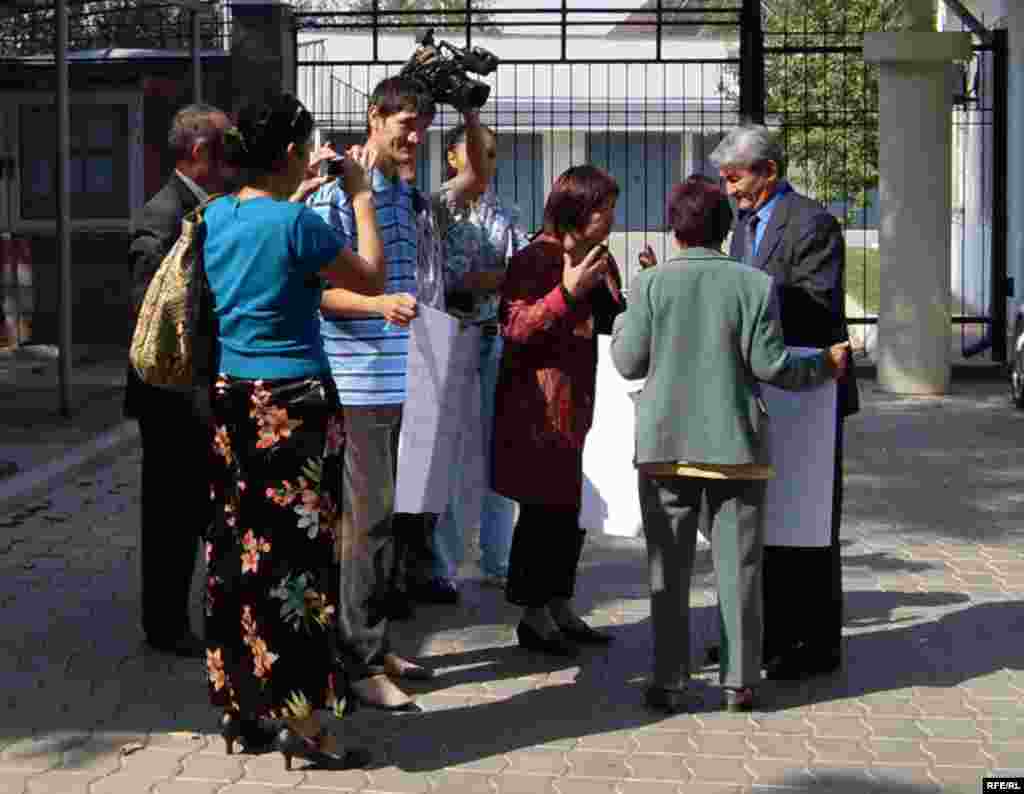 Казахский правозащитник Осадченко попросил политубежище в Кыргызстане. Кыргызские правозащитники пикетируют посольство РК в Бишкеке