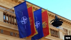 Досі жодна партія не висунула кандидата у президенти Чорногорії (на фото прапори НАТО і Чорногорії, країна стала членом Альянсу в 2017 році)