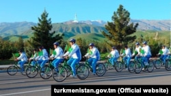 Aşgabatda 3 müň 500 adam “sagdyn durmuş ýörelgelerine ygrarlydyklaryny görkezmek” üçin welosipedli ýöriş geçiripdir.