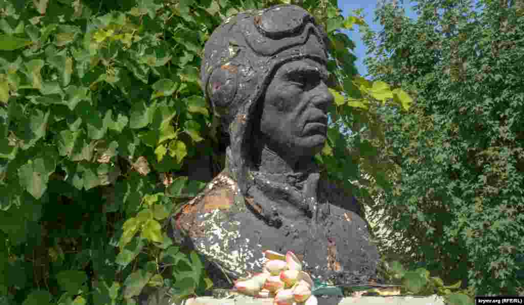 На бюсті відшаровується фарба