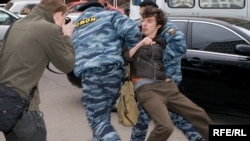 Романа Доброхотова задерживали и раньше. На фото: 6 мая 2008 года