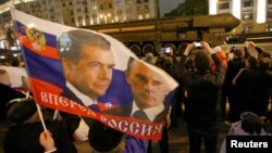 Ռուսաստանի նախագահի և վարչապետի դիմանկարներով դրոշ Մոսկվայում զորահանդեսի փորձի ժամանակ, 5-ը մայիսի, 2014թ.