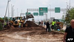 سرویس خدمات اضطراری اسرائیل در حال پاکسازی جاده‌ای در نزدیکی فرودگاه بن گوریون که مورد اصابت موشک شلیک شده از سمت حوثی‌ها قرار گرفت