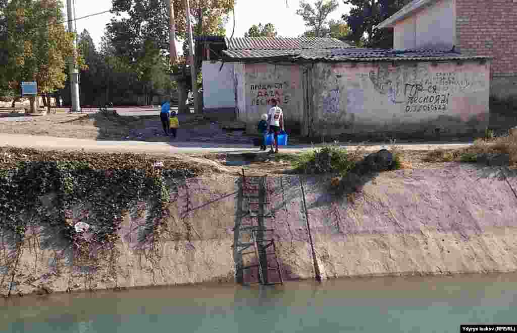 Маал-маалы менен суу алганы чыккан өспүрүмдөр каналга агып кеткен учурлар катталып турат.