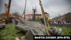 Խորհրդային մարշալ Իվան Կոնևի ապամոնտաժված արձանը, Պրահա, 3 ապրիլի, 2020թ.