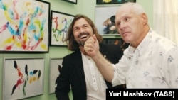 Анатолий Трушкин (справа) на выставке в Москве