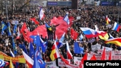 Состав участников митинга оказался очень пестрым – пожилые люди, молодежь, представители интеллигенции, рабочие и госслужащие, активисты различных партий и ветеранских организаций. фото: yuga.ru