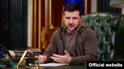 Він також звернувся до російських військових і закликав їх здатися і зберегти собі життя