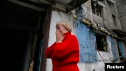 Иллюстративное фото. Жительница Енакиево после обстрела. Февраль 2015 года