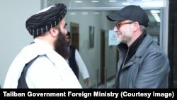 امیر خان متقي له امريکايي چارواکي ایډم بویلر سره په کابل کې د ملاقات په حال کې 