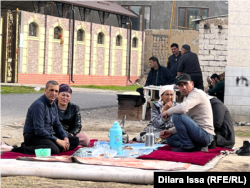 Трудовые мигранты у здания суда в Сарыагаше. Туркестанская область, 4 ноября 2024 года.