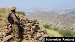 عکس آرشیف : یک سرباز اردوی پاکستان در حال نظارت در پوسته سرحدی نزدیک به مرز افغانستان 