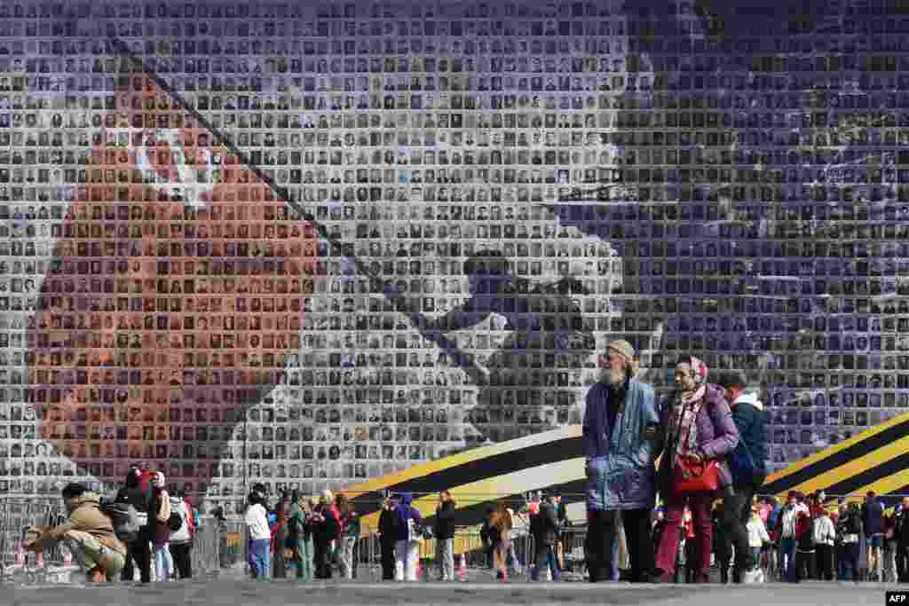 Рейхстагга туу сайган советтик аскердин сүрөтү түшүрүлгөн баннер. Бул баннерге Экинчи дүйнөлүк согушка катышкан 4500 ардагердин сүрөтү чапталган. Баннер Улуу Жеңиштин 80 жылдыгына карата даярдалган. 