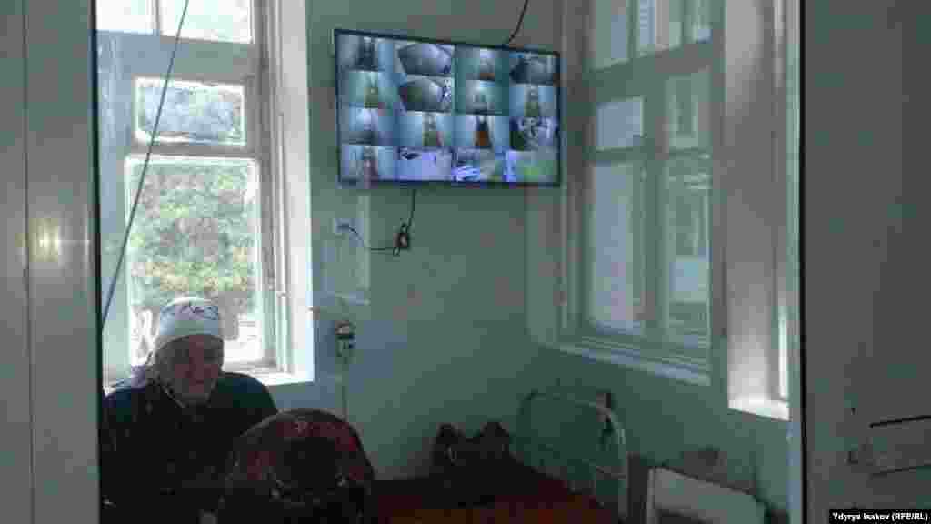 Вахтада отурган кызматкерлер жатаканадагы ар бир кыймылды байкоочу камералар менен көзөмөлдөп турушат.