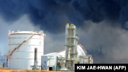 Дым после аварии на АЭС «Фукусима». Япония, префектура Мияги, 13 марта 2011 года.  