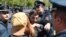 Полиция задерживает участника акции протеста, Ереван, 8 апреля 2018 г.
