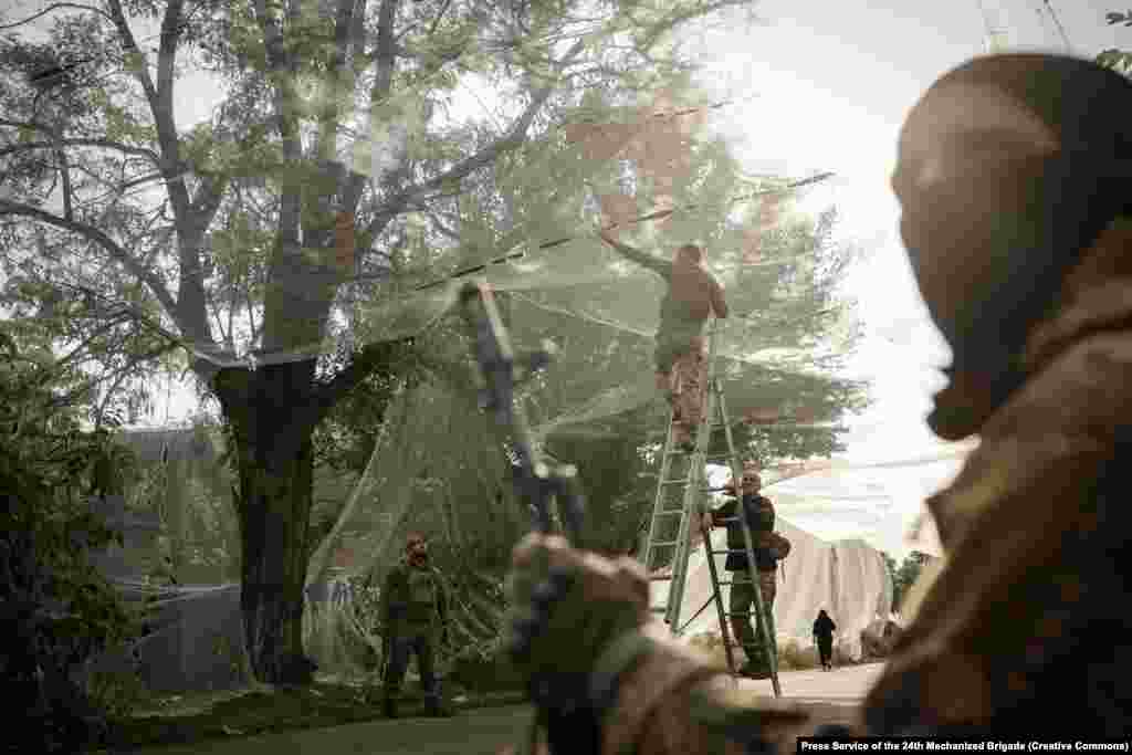 Під час монтажу частина військових постійно слідкує за небом, щоб у разі появи FPV вчасно попередити побратимів і мати можливість збити дрон.Фото пресслужби 24 ОМБр