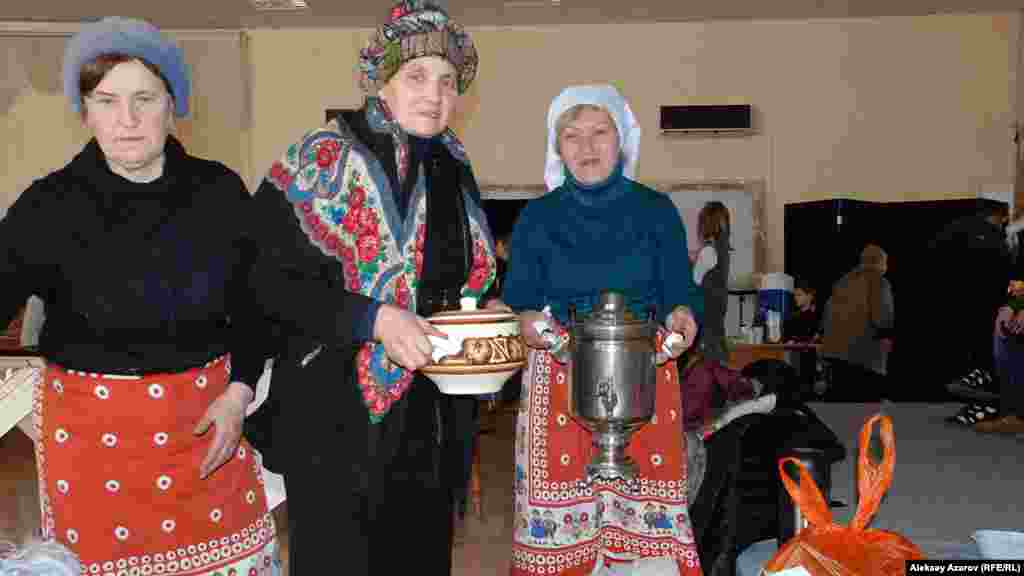 Участницы Фестиваля постной кухни предлагают чай, приготовленный в самоваре. Алматы.