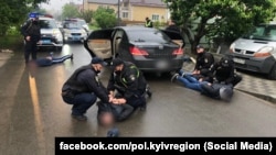 За словами Антона Геращенка, поліція продовжує встановлювати осіб, причетних до цих подій