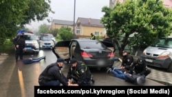 Працівники місцевої поліції прибули на місце стрілянини в район Торгмаш міста Бровари, де затримали людей зі зброєю. Бровари, 29 травня 2020 року