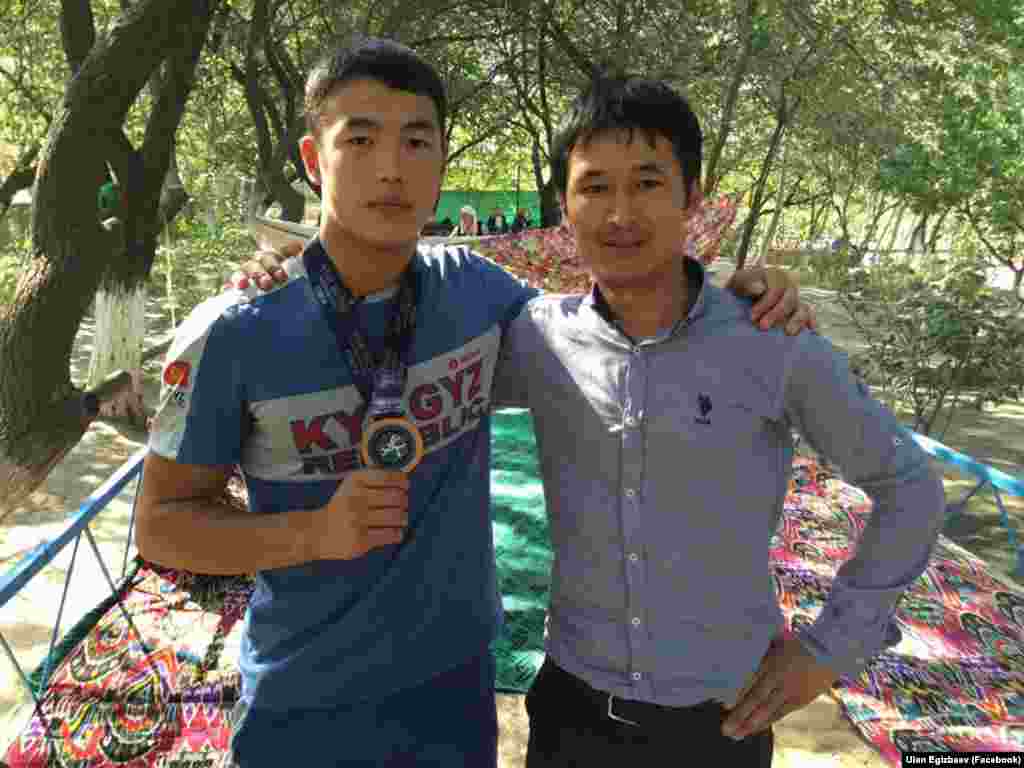 Улан Эгизбаев уландар (кадеттер) арасында дүйнө чемпиону, грек-рим күрөшүнүн балбаны Акжол Махмудов менен.