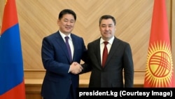 Садыр Жапаров менен Ухнаагийн Хурэлсух.