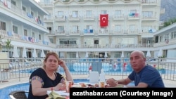 Йилмаз Ўзкан хотини Майса Ўзкан билан. 