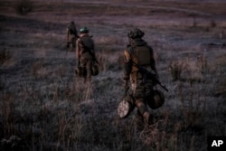 24-та механізована бригада імені короля Данила встановлює протитанкові міни на Часовоярському фронті. Осінь 2024 року