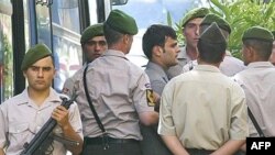 Турция –  Полицейские ведут в суд Огюна Самаста, обвиняемого в убийстве Гранта Динка (в центре), Стамбул, июль 2007 г.