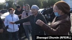 Балаларға вакцина салуға қарсылық танытып тұрған тұрғындар. Ақтөбе, 7 қыркүйек 2021 жыл.