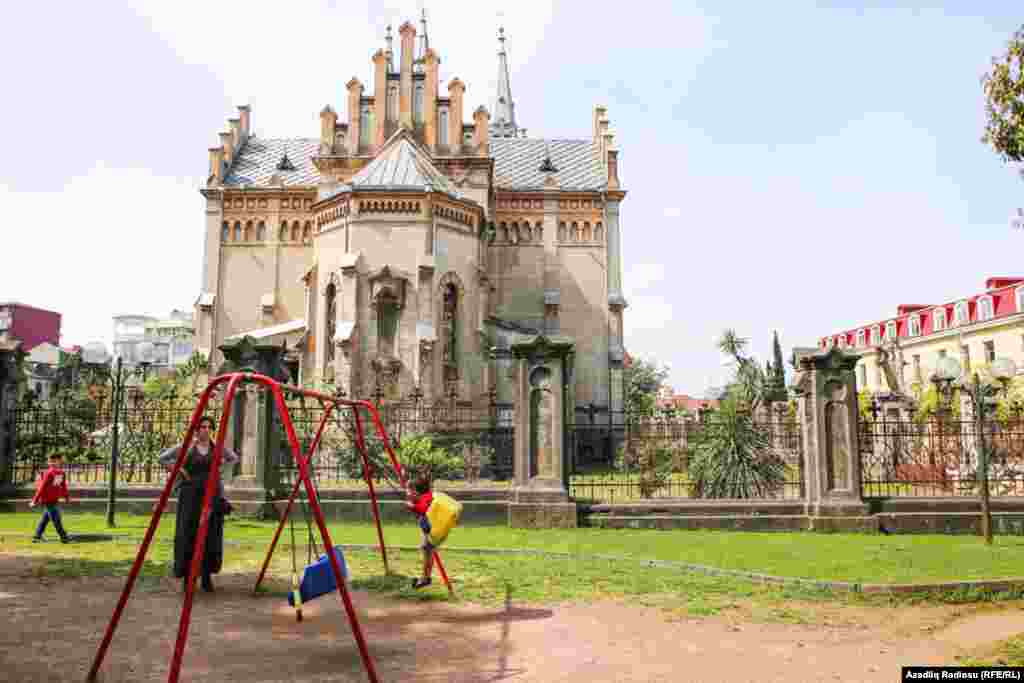 Şəhərdə müasir dizaynlı hündür bərtəbəli binalarla yanaşı əsrlər öncəyə aid əzəmətli tarixi binalar da qorunub saxlanılır. Şəhərdə yerləşən tarixi binalardan biri “Bakirə Məryəm kilsəsi”dir.  Kilsə 1898-1903-cü illərdə katolik kilsəsi kimi tikilsə də daha sonardan ortodoks provaslav kilsəsi kimi fəaliyyətini davam etdirib. 