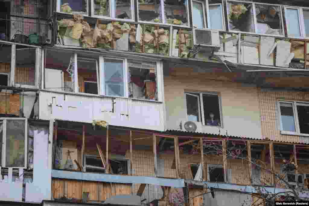 Руйнування у Дніпровському районі міста зблизька на ранок після обстрілу. Жителька останнього поверху цього будинку загинула внаслідок удару