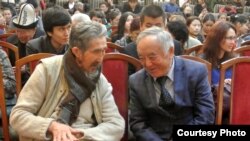 Жазуучулар Кубатбек Жусубалиев менен Кеңеш Жусупов Мурза Гапаровдун 80 жылдык юбилейинде. Бишкек, 25-март, 2016-жыл.
