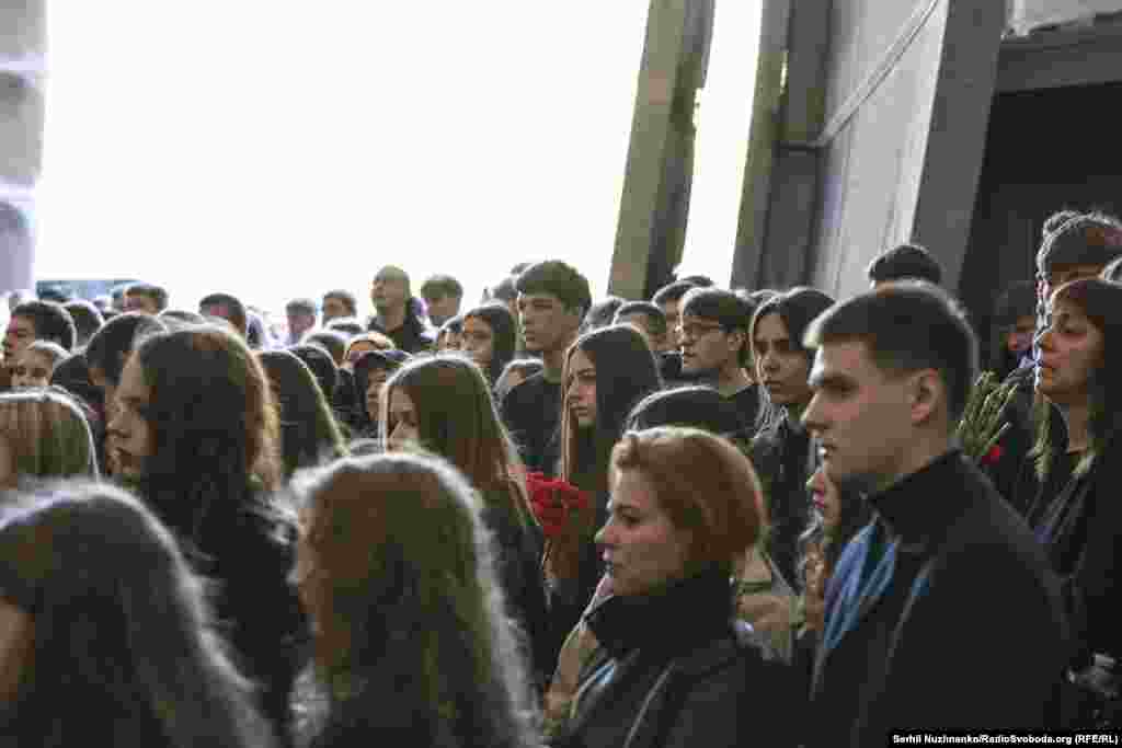 Попрощатися із загиблою родиною прийшли викладачі та однокурсники Дані. Хлопець навчався у Київському авіаційному фаховому коледжі