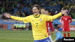 Бразилец Элано забил второй гол в вороте сборной КНДР