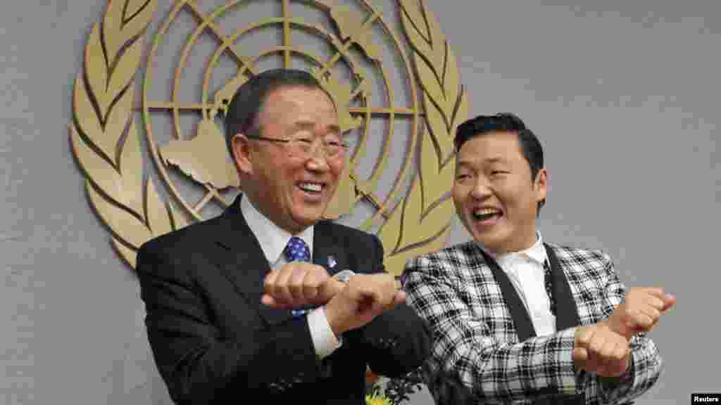 Южнокорейский певец Сай (справа) показывает Генеральному Секретарю ООН Пан Ги Муну движения танца под его хит &quot;Gangnam Style&quot; 23 октября. (Reuters/Эдуардо Мунос)